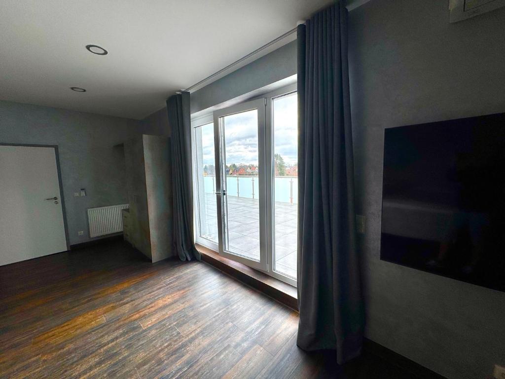 SKR Design - King Room With Balcony