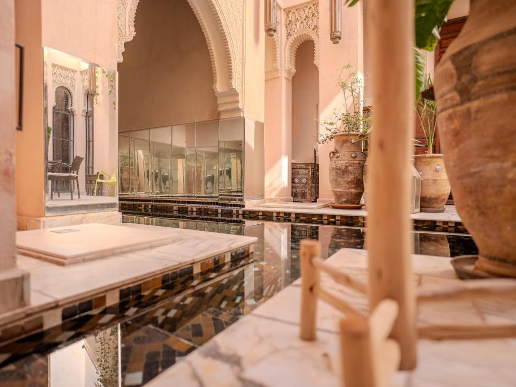 Cette chambre dispose d'une piscine d'eau et de quelques plantes. dans l'établissement Riad Mayan & Spa, à Marrakech