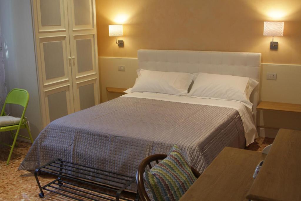Posteľ alebo postele v izbe v ubytovaní B&B I Propilei di San Girolamo