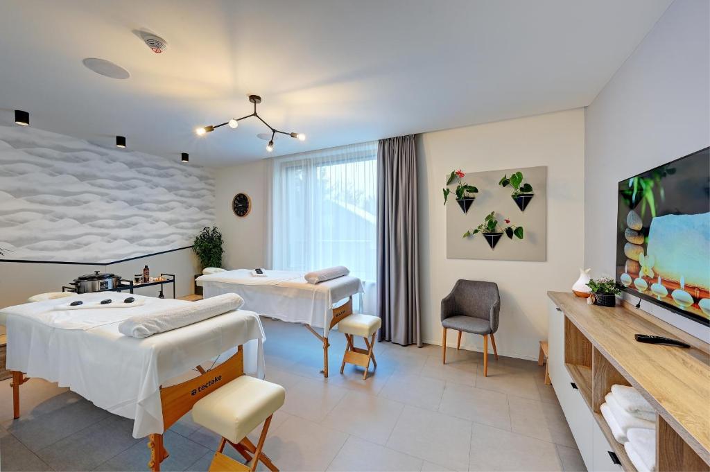 TV a/nebo společenská místnost v ubytování Wellness Hotel Fénix
