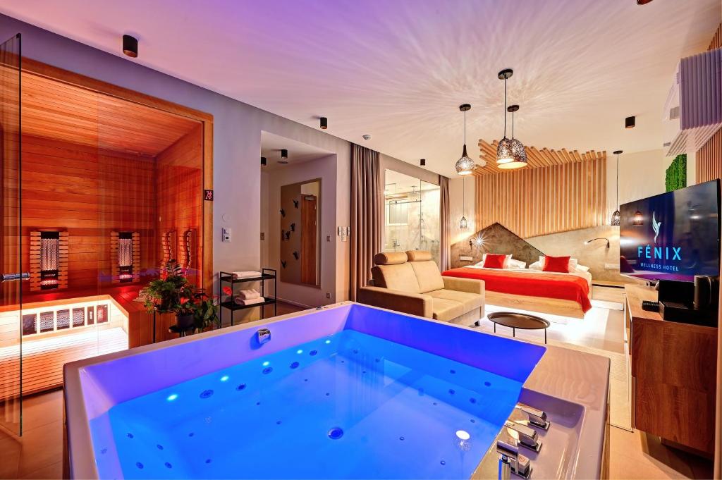 Bazén v ubytování Wellness Hotel Fénix nebo v jeho okolí