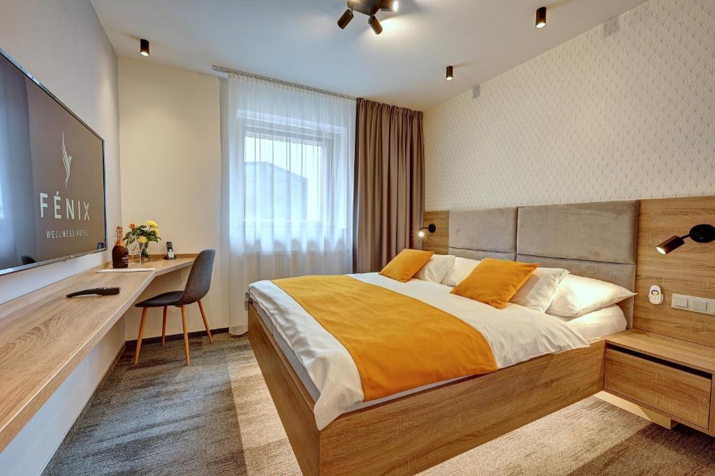 Postel nebo postele na pokoji v ubytování Wellness Hotel Fénix