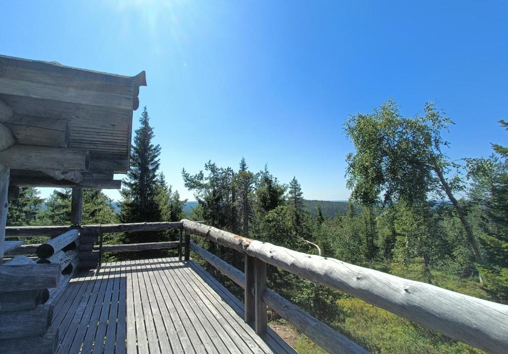 una terraza de madera con vistas al bosque en Kuusanka, en Syöte