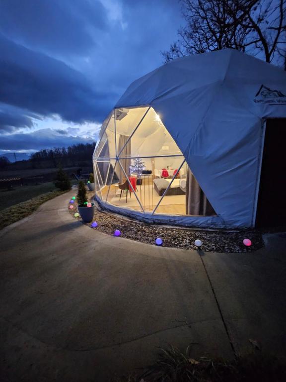 a dome tent sitting on the side of a road at Karkonoski Glamping in Łomnica
