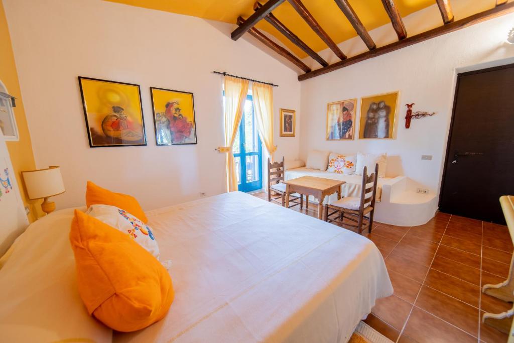 Postel nebo postele na pokoji v ubytování Su Gologone Experience Hotel
