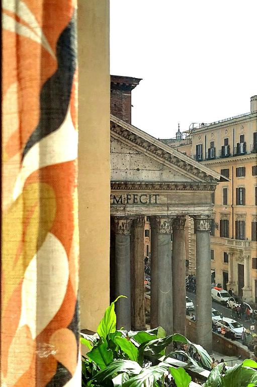 Pantheon in finestra
