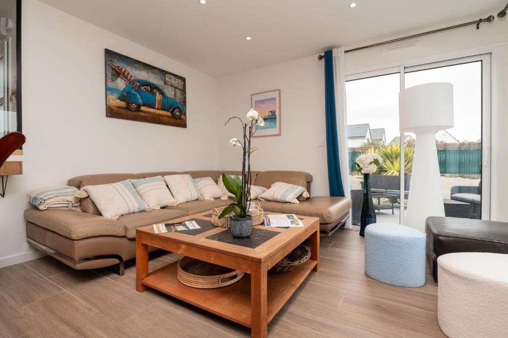 a living room with a couch and a table at Ty Laouen in Quiberon