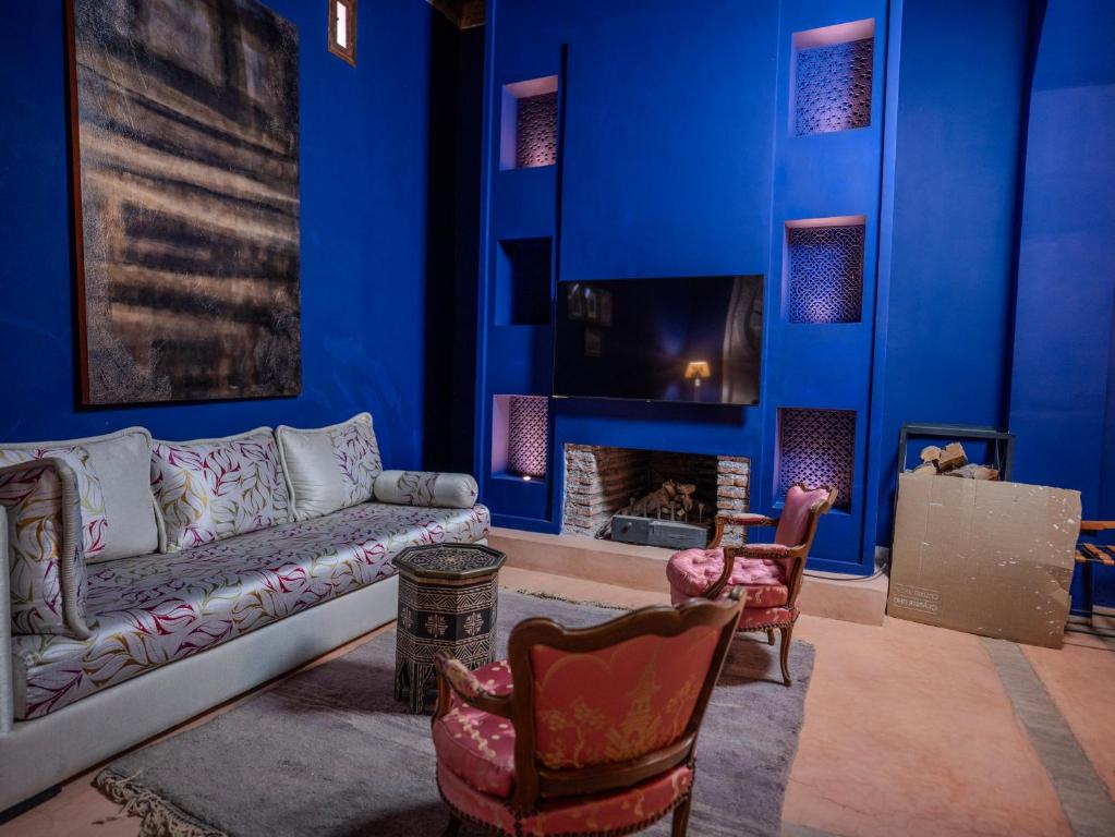 un salon avec un canapé et une cheminée dans l'établissement Riad Mayan & Spa, à Marrakech