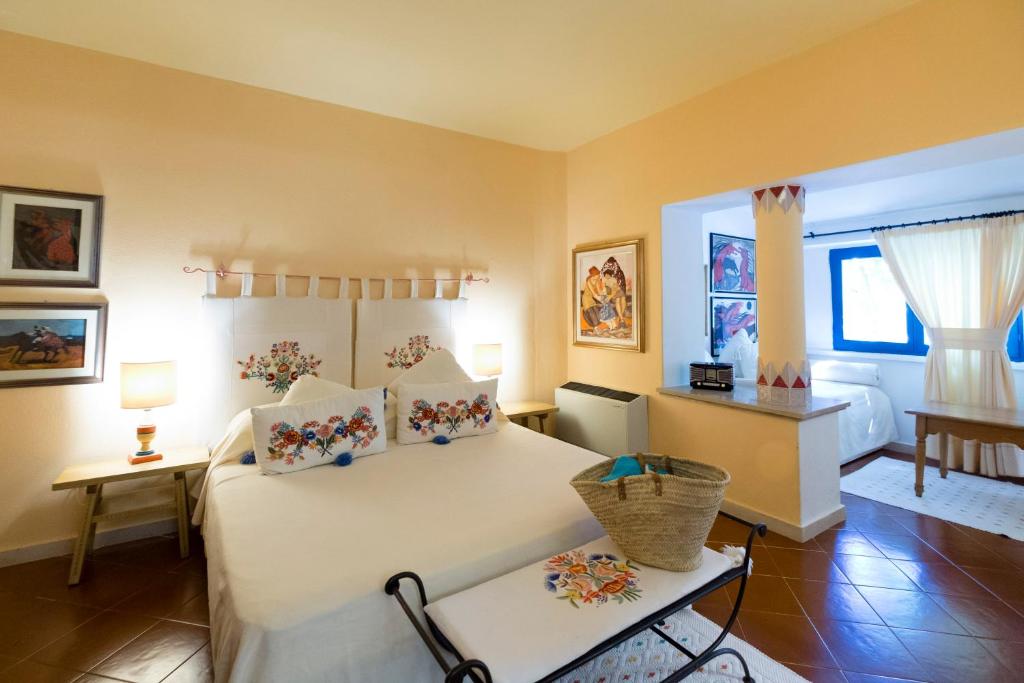 Postel nebo postele na pokoji v ubytování Su Gologone Experience Hotel