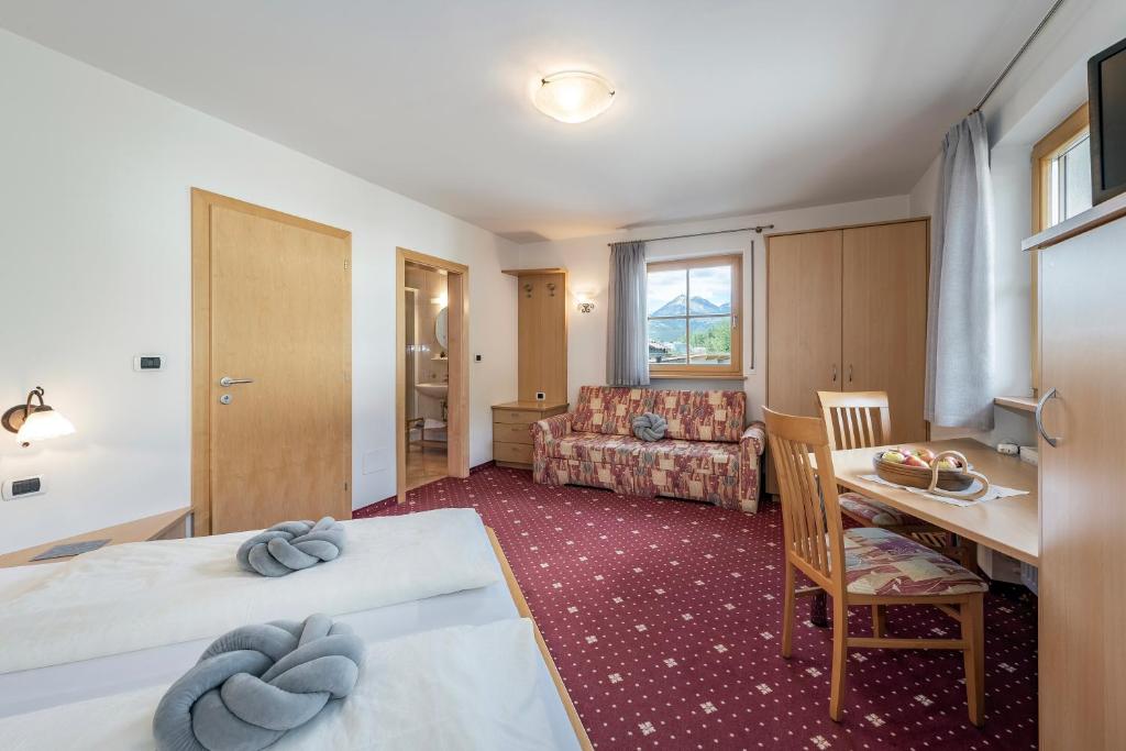 Postel nebo postele na pokoji v ubytování Trinnerhof- Hof Chalets und Obsthof
