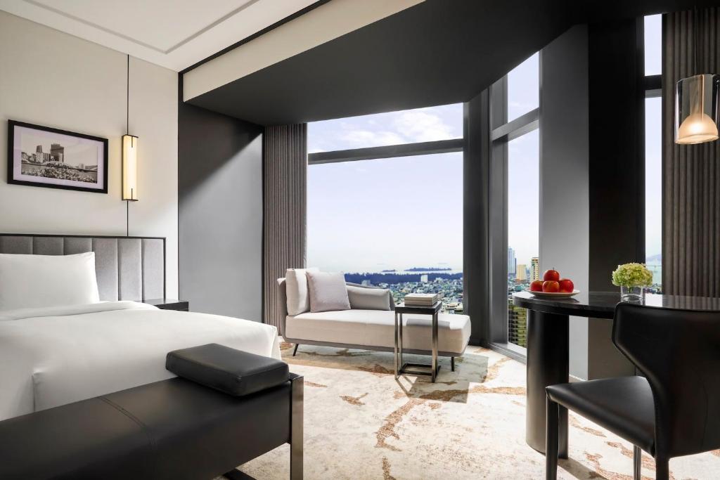 Premium Accessible King Room with River View - Lounge Access