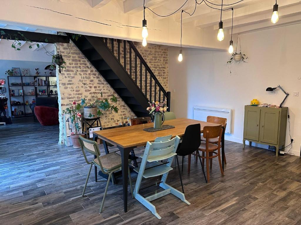 a dining room with a table and chairs at Idéal 24H du Mans - 3 chambres, jardin & stationnement facile in Saint Pavace