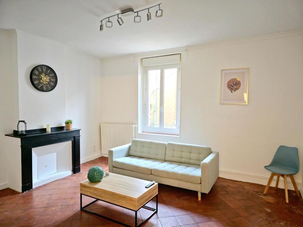 un salon avec un canapé et une cheminée dans l'établissement Tour Nord - T3 entre Bastide et Cité medievale, à Carcassonne