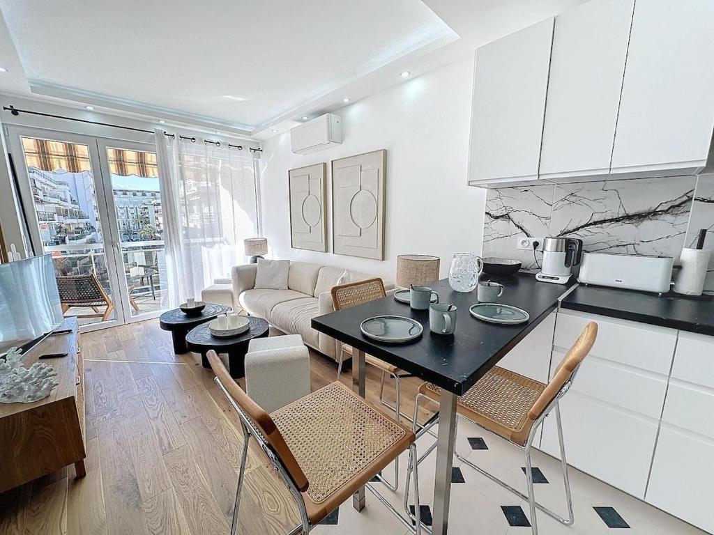 une cuisine et un salon avec une table et des chaises dans l'établissement Cannes centre derrière le Martinez, à Cannes