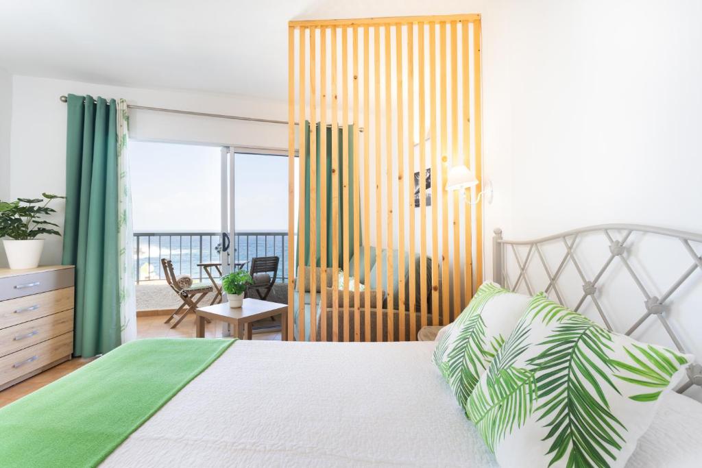 Posteľ alebo postele v izbe v ubytovaní TenoHomes Oceanview Studio with Balcony