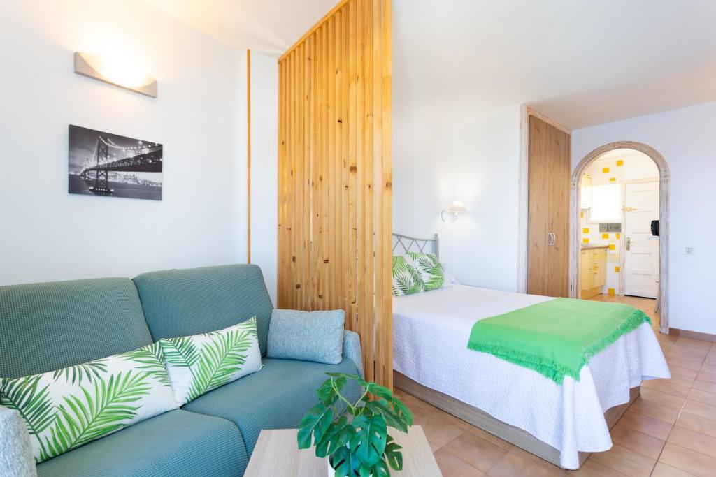 Posteľ alebo postele v izbe v ubytovaní TenoHomes Oceanview Studio with Balcony