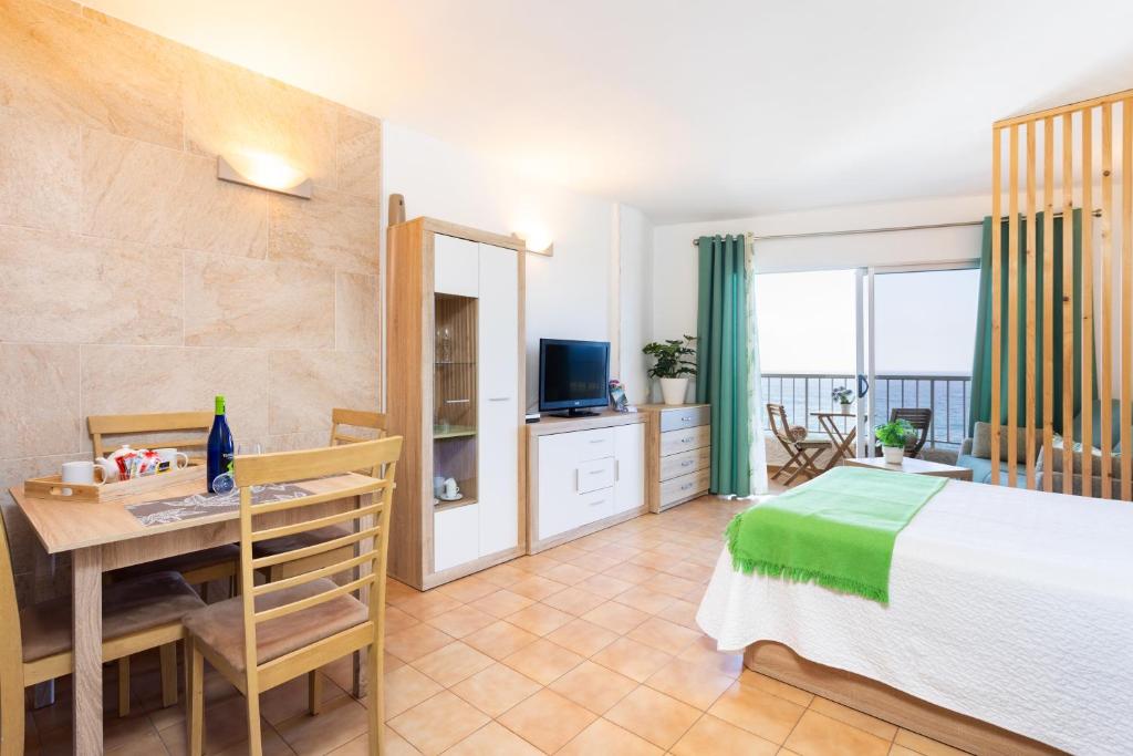 Posteľ alebo postele v izbe v ubytovaní TenoHomes Oceanview Studio with Balcony