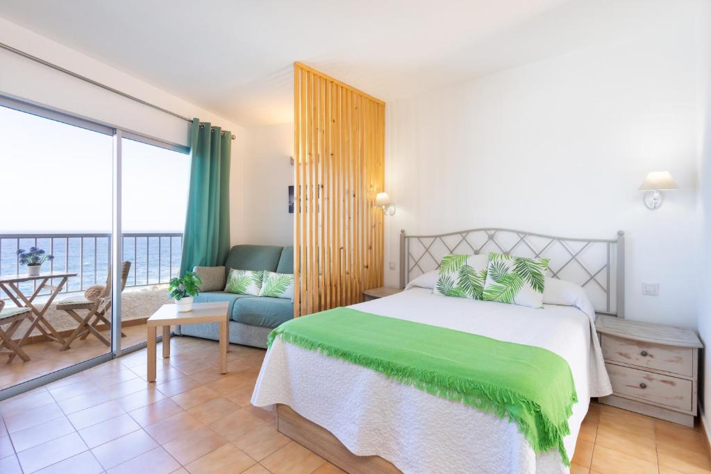 Posteľ alebo postele v izbe v ubytovaní TenoHomes Oceanview Studio with Balcony