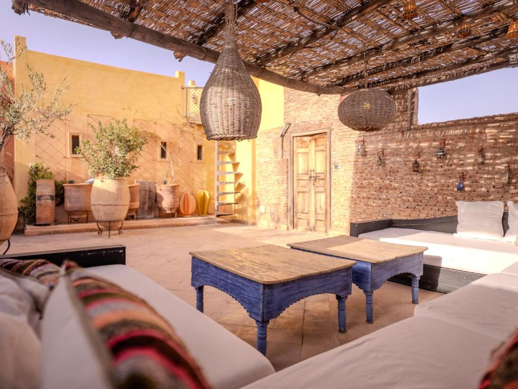 un salon avec un canapé et une table dans l'établissement Riad Mayan & Spa, à Marrakech