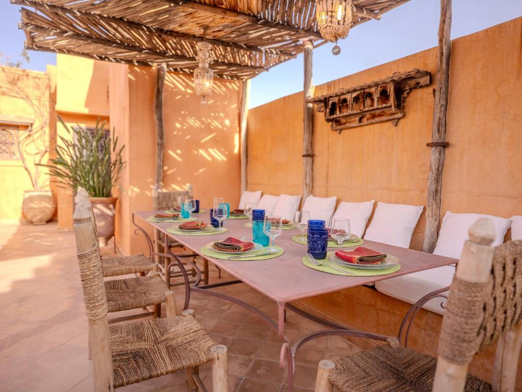 - une table avec des assiettes de nourriture sur la terrasse dans l'établissement Riad Mayan & Spa, à Marrakech