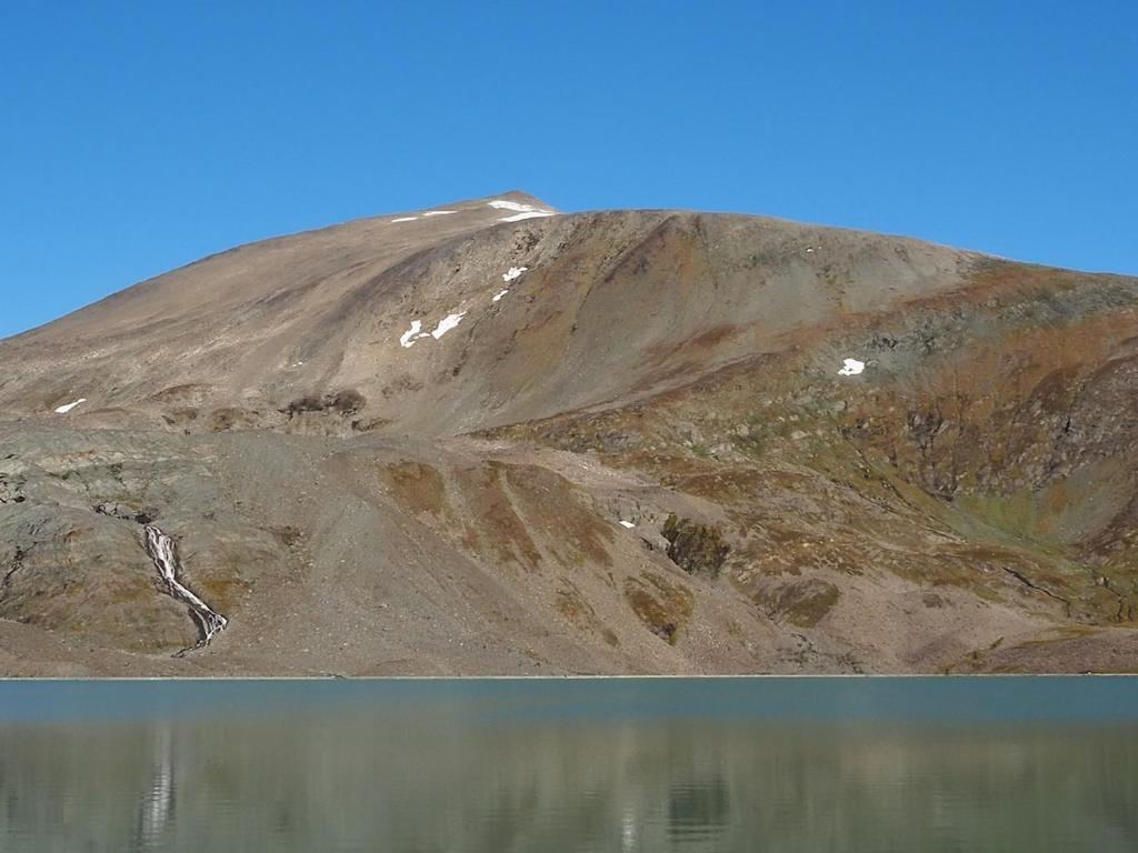 a mountain next to a body of water at Bella Karnes in Oksevik