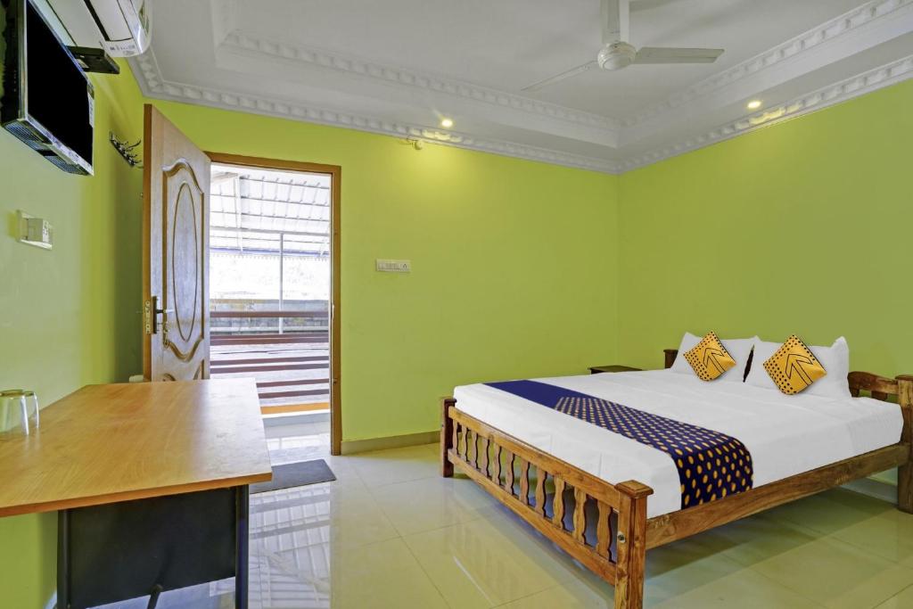 Postel nebo postele na pokoji v ubytování Hotel O SS Residency