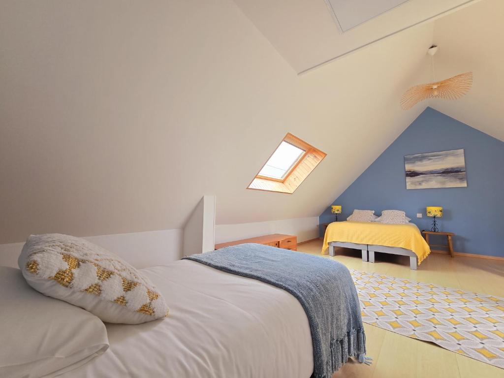 Posteľ alebo postele v izbe v ubytovaní Relais des îles Saint Marcouf
