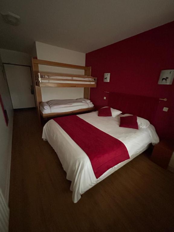 Postel nebo postele na pokoji v ubytování Logis Hôtel restaurant Horizon 117