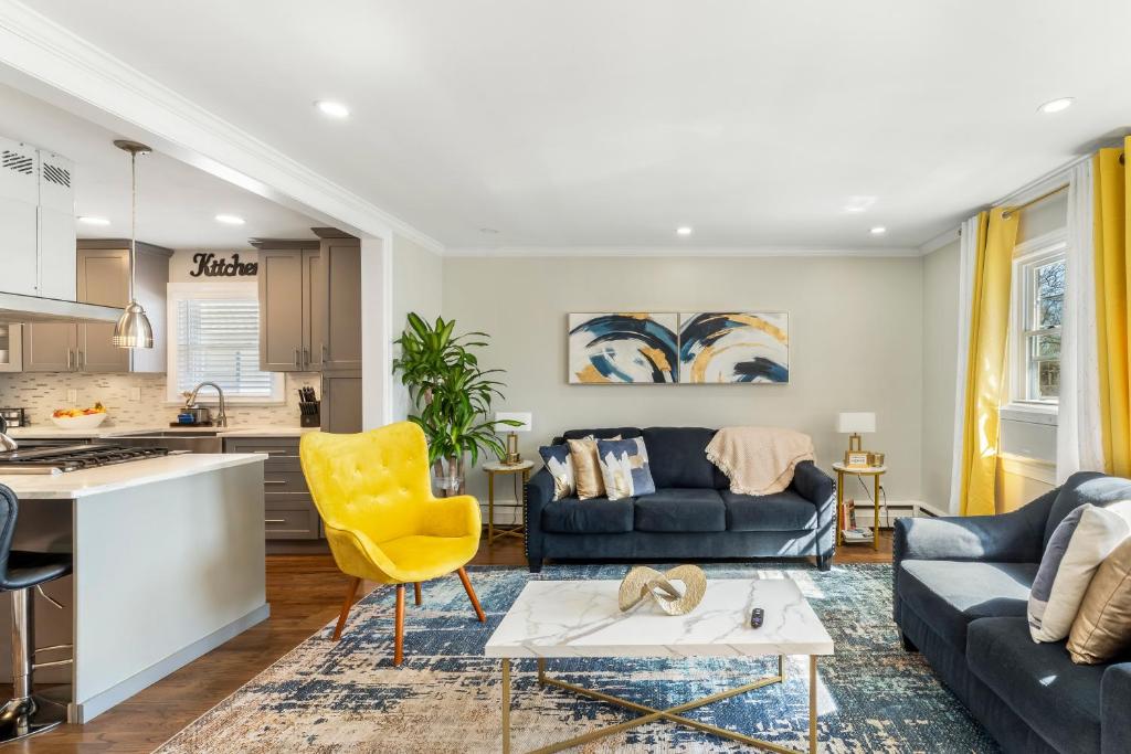 ein Wohnzimmer mit Sofa und Tisch in der Unterkunft Suburban 3BR Stylish Oasis in Maplewood
