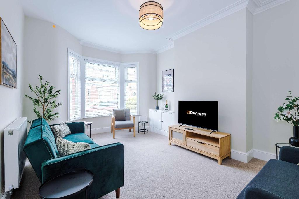 a living room with a couch and a tv at Spacious & Modern House in Crewe by 53 Degrees Property, Ideal for Long Term, Sleeps 8! in Crewe