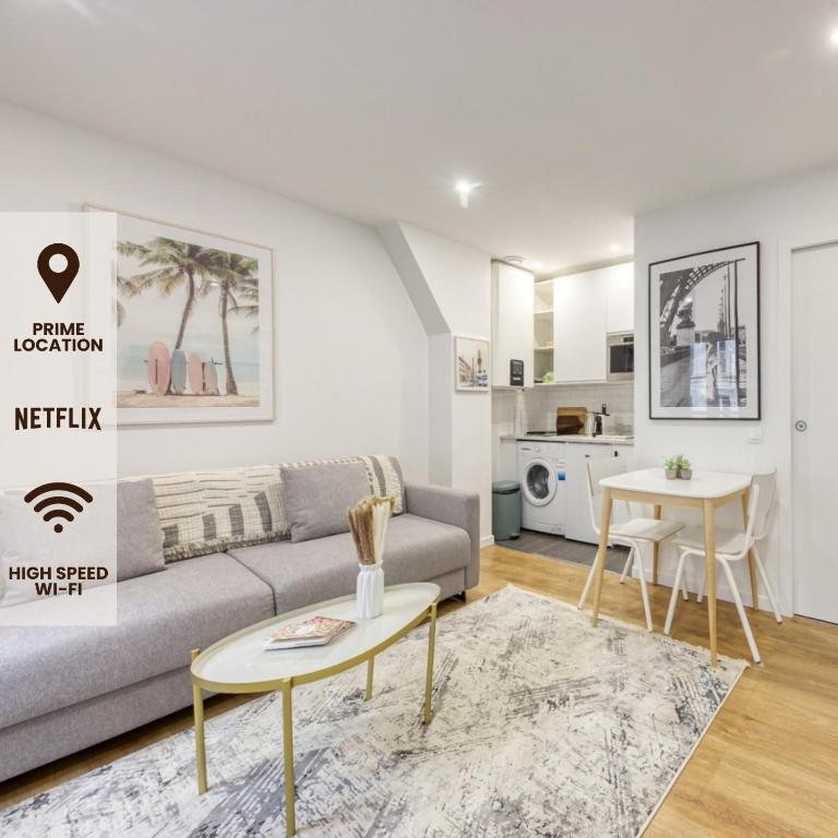 un salon avec un canapé et une table dans l'établissement Le Balcon de l'Opéra I Studio Cozy, à Paris