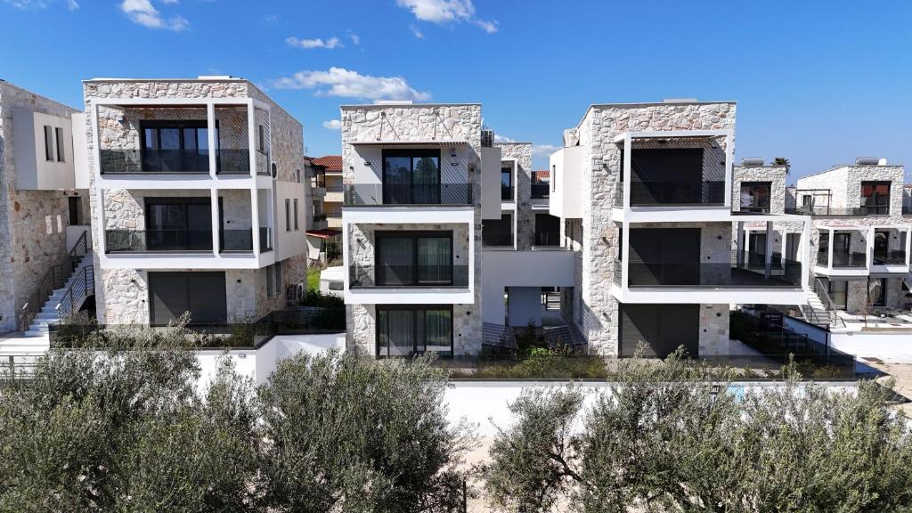 ein Bild eines Mehrfamilienhauses in der Unterkunft Petrino Complex Pefkohori by Halkidiki Villas in Pefkohori