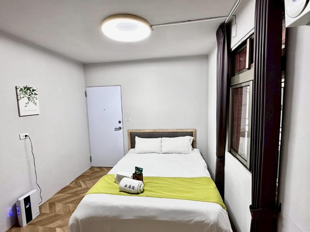 Postel nebo postele na pokoji v ubytování 希沐溫泉行旅