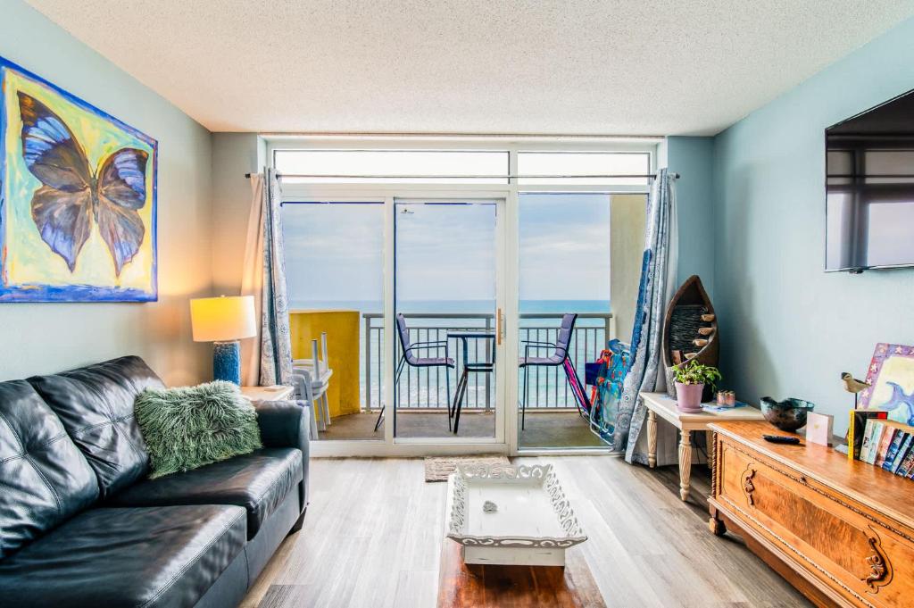 Un lugar para sentarse en Oceanfront with Lazy River and Huge Pool Oasis