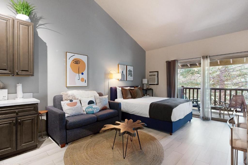 Un dormitorio con una cama, una silla y una mesa. en Quaint Prospector Lodge Studio #729, en Park City