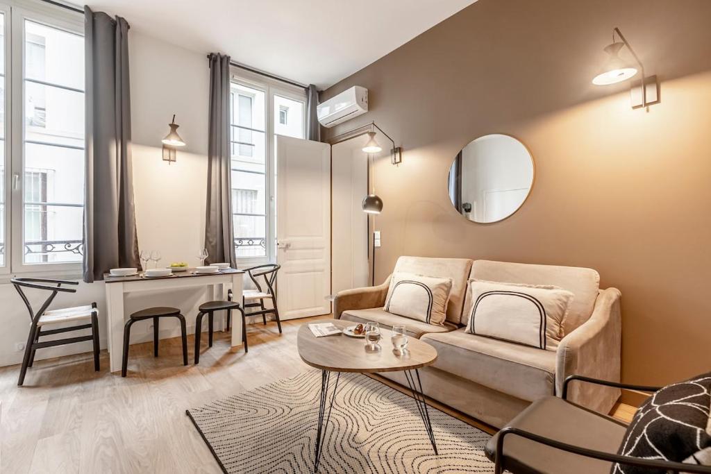 un salon avec un canapé et une table dans l'établissement A11#RépubliqueMarais1BedRoomParis03AC, à Paris