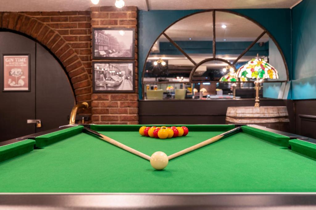 Biliár nebo kulečník v ubytování Sachas Hotel Manchester