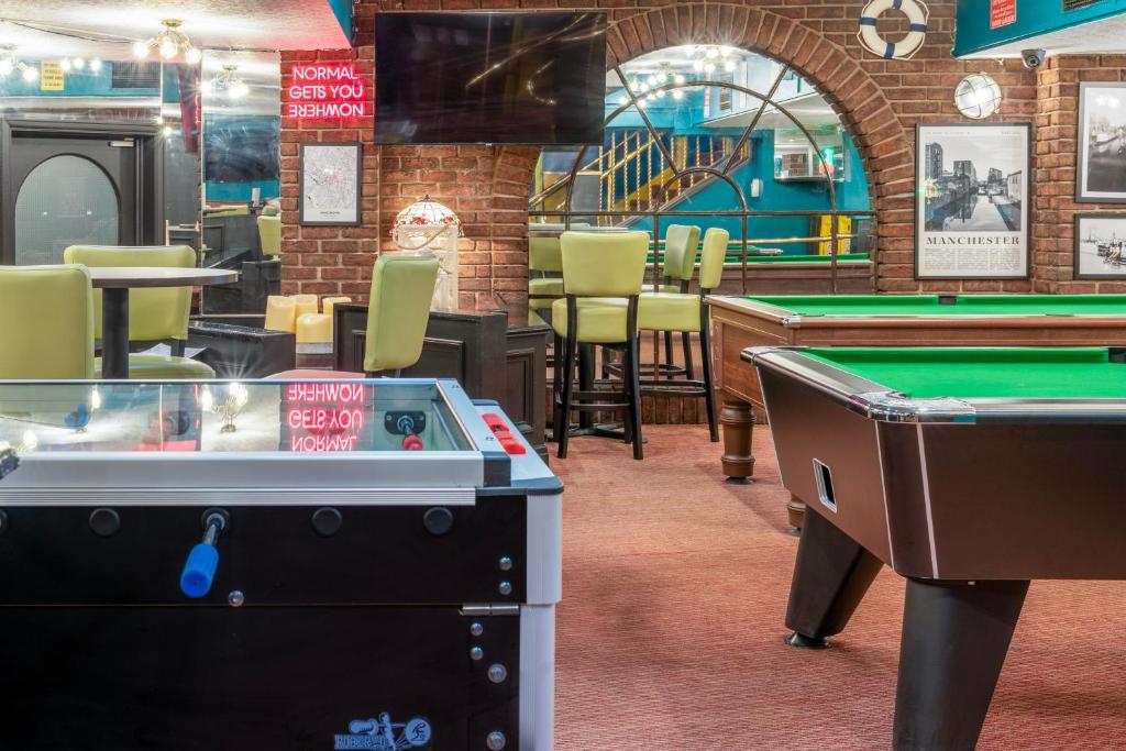 Biliár nebo kulečník v ubytování Sachas Hotel Manchester