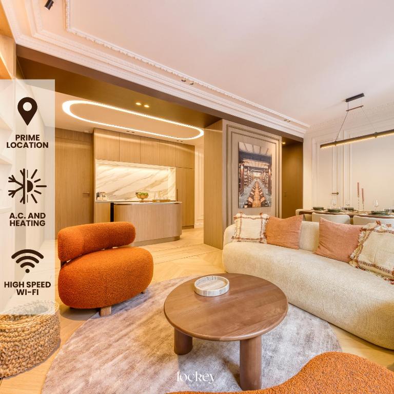 un salon avec un canapé et une table dans l'établissement Prestige l 3CH l 2SDB l Clim l Louvre, à Paris