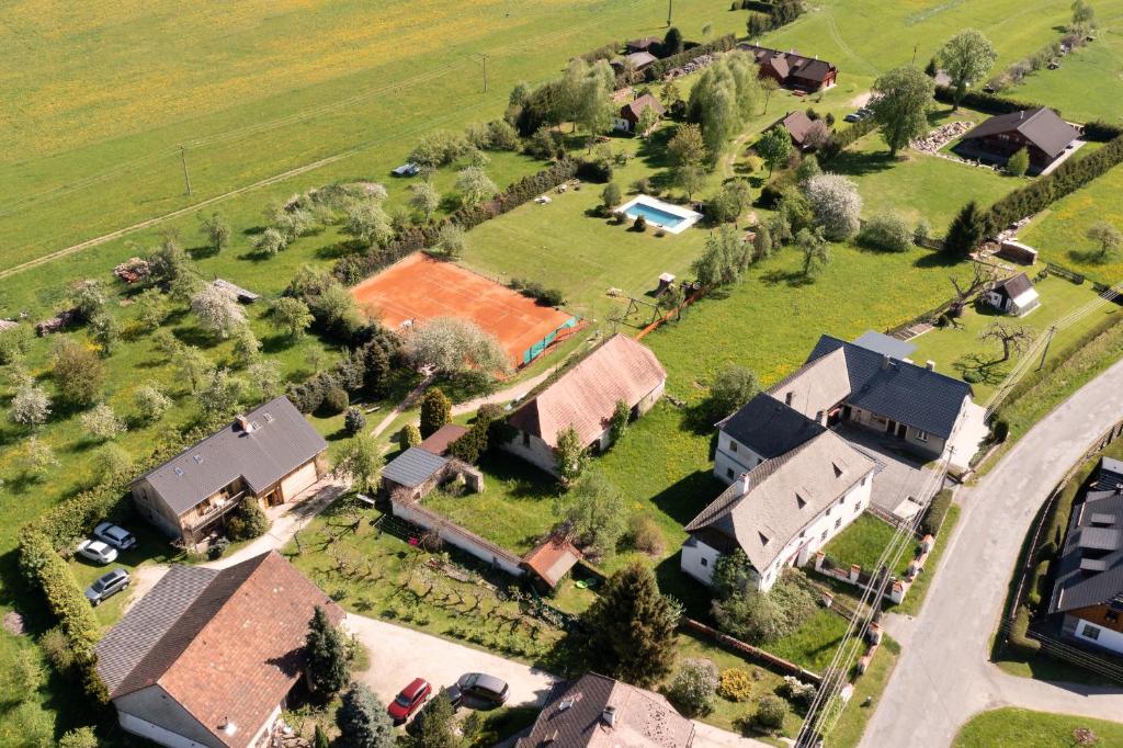 Letecký snímek ubytování Pension Tereza & Šumavské Roubenky