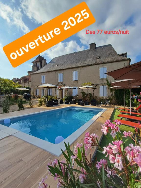 une villa avec piscine devant une maison dans l'établissement DORDOGNE 24 Chambre d'hôtes CAMPAGNARDE Élégance Champêtre pour un séjour romantique, à Rouffignac-Saint-Cernin-de-Reilhac