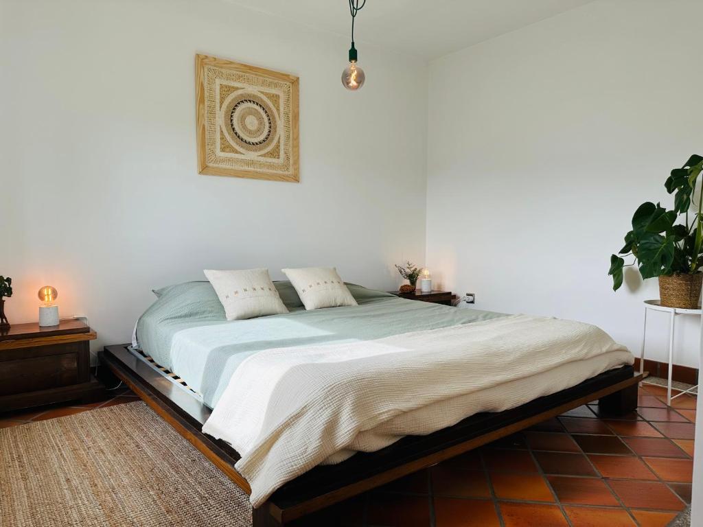 En eller flere senge i et værelse på Serra Retreat