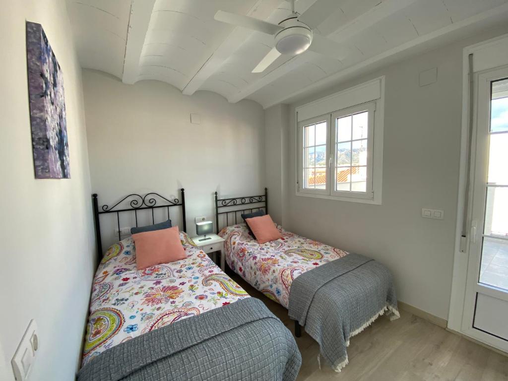 A bed or beds in a room at Los tres castells
