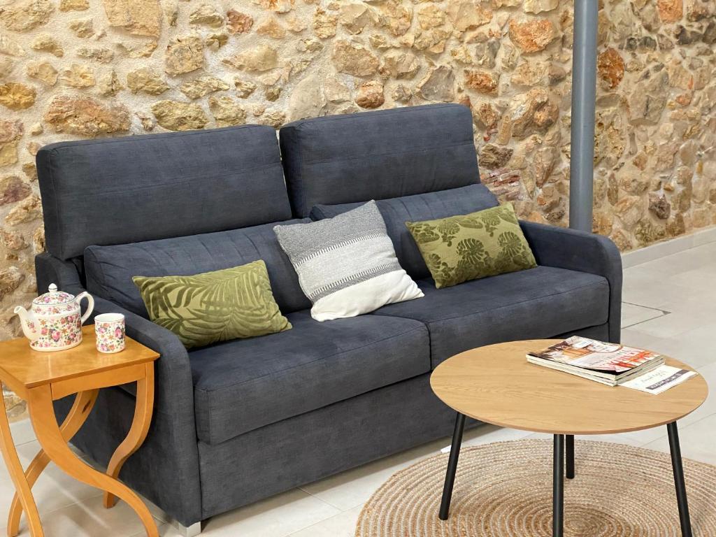A seating area at Los tres castells
