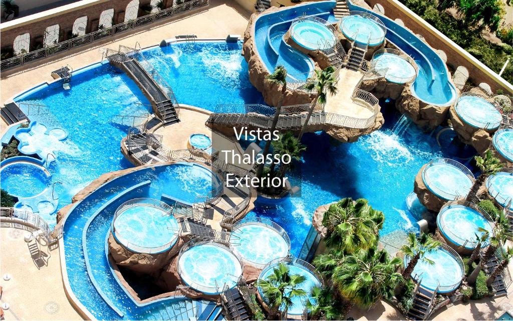 Бассейн в PONTIANA Thalasso Hotel или поблизости