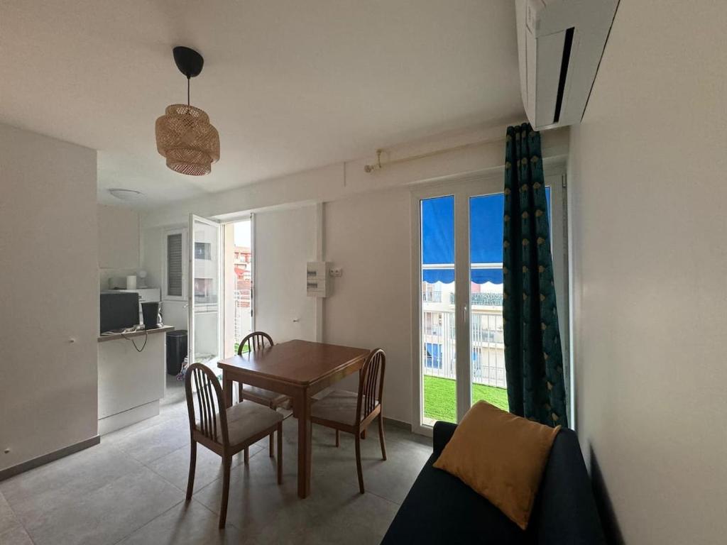 un salon avec une table et des chaises et une cuisine dans l'établissement Bilocale con Ampia Terrazza, à Menton