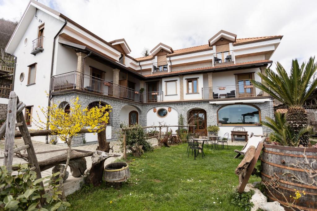 アジェーロラにあるVilla Italiaの庭のある家