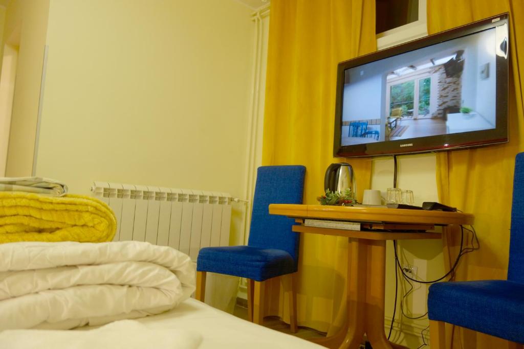TV a/nebo společenská místnost v ubytování Villa Loop Beograd