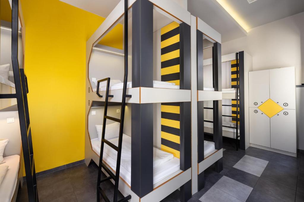 Postel nebo postele na pokoji v ubytování The Hive Party Hostel Budapest