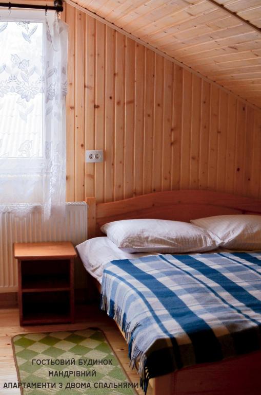 Postel nebo postele na pokoji v ubytování Guest House Mandrivnyi Rooms&Apartments